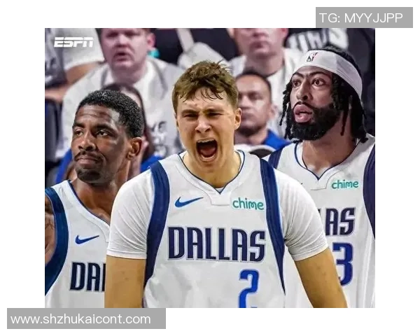 雄鹿与独行侠激战正酣球场上演精彩对决引发球迷热议